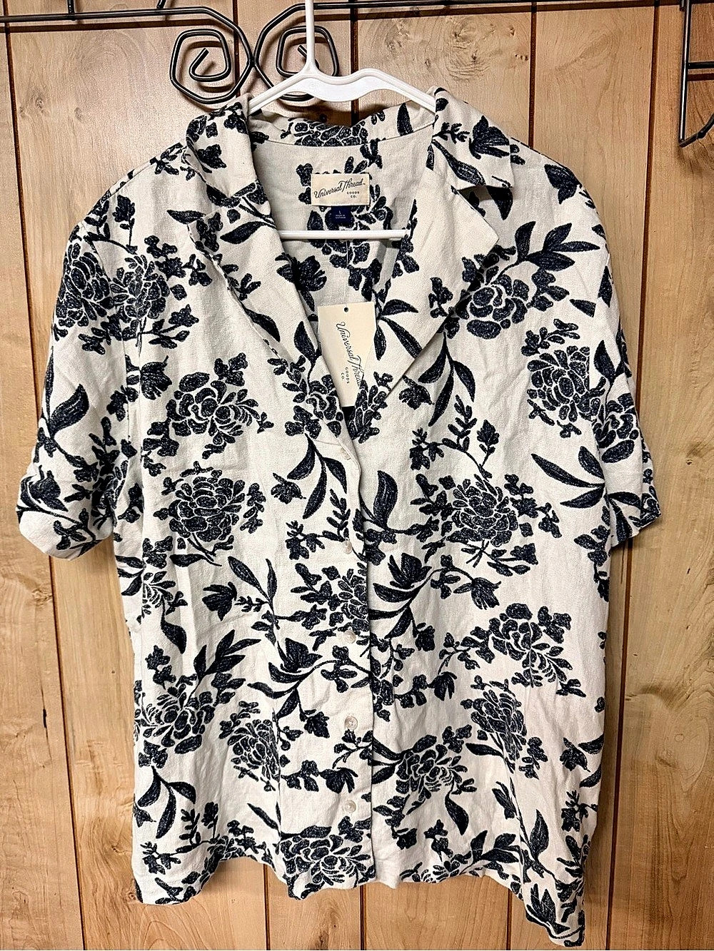 Universal Thread Women's Short Sleeve Linen Blend Button-Down Shirt Large